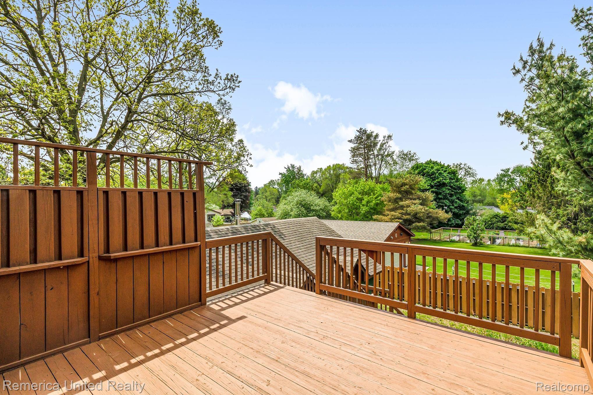 307 East Road Holly, MI 48442 - Photo 3 of 21 Deck off upper level bedroom