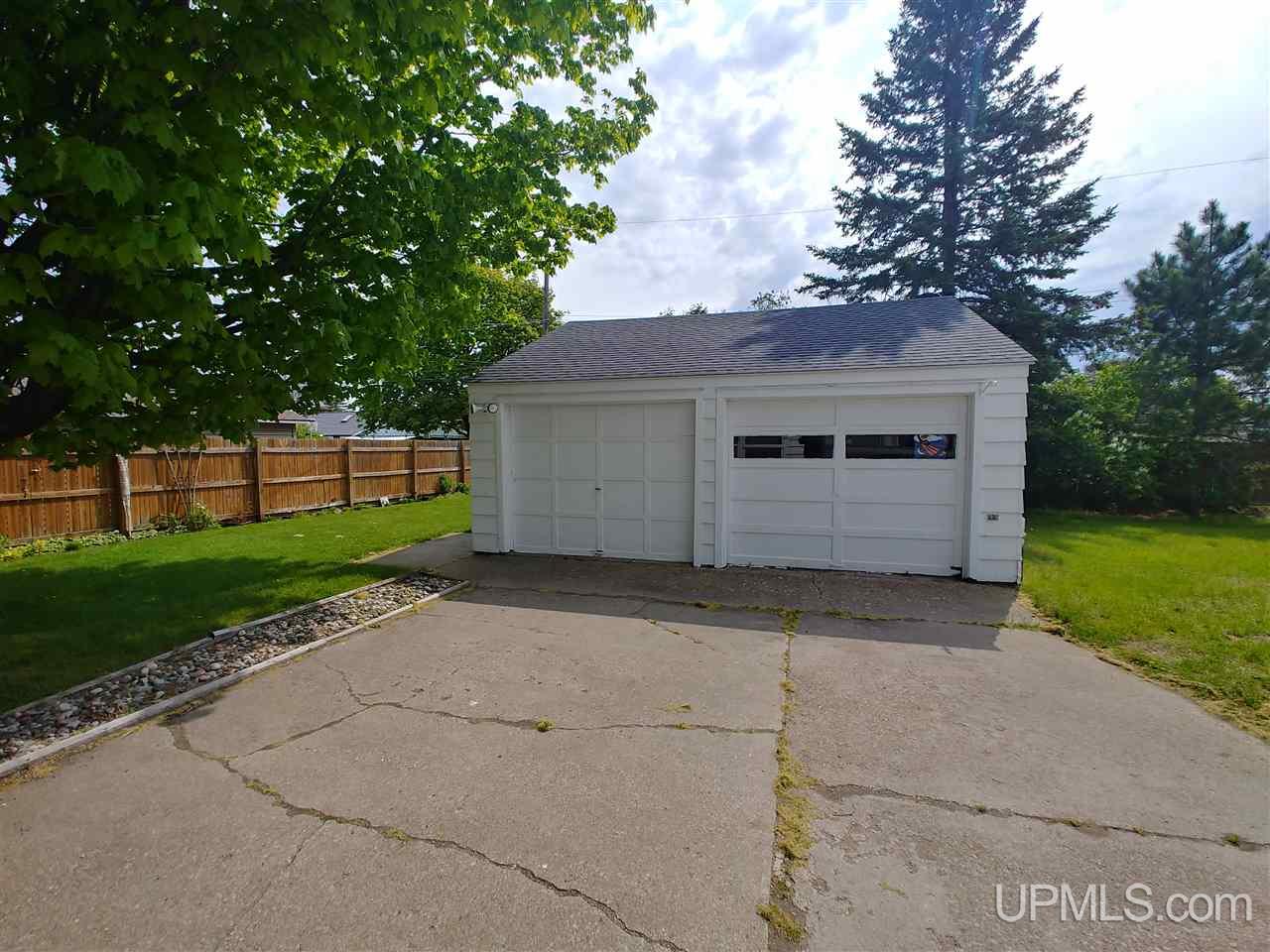 229 South Lincoln Road Escanaba, MI 49829 - Photo 4 of 31 Gallery Image 4