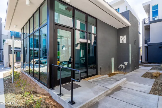 a view of entryway of a house