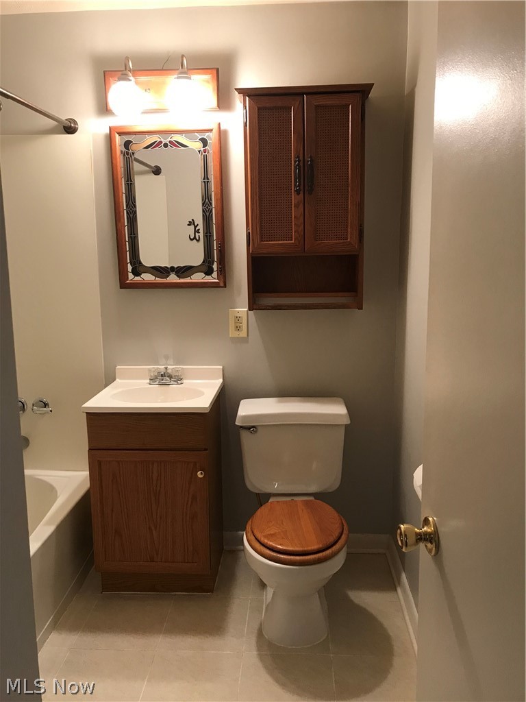 735 Renninger Road Akron, OH 44319 - Photo 7 of 27 Full bathroom by the hallway