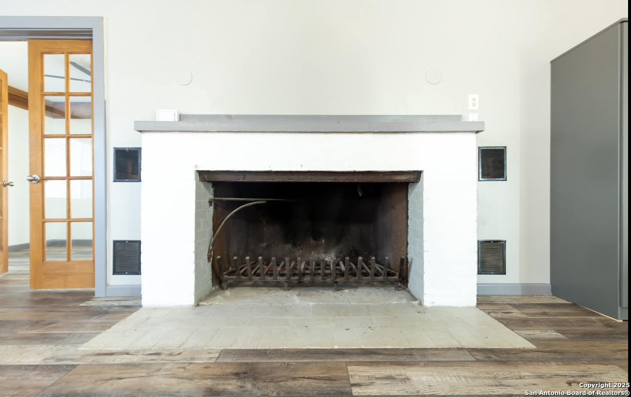 1510 Corgey Road Pleasanton, TX 78064 - Photo 12 of 34 a living room with a fireplace