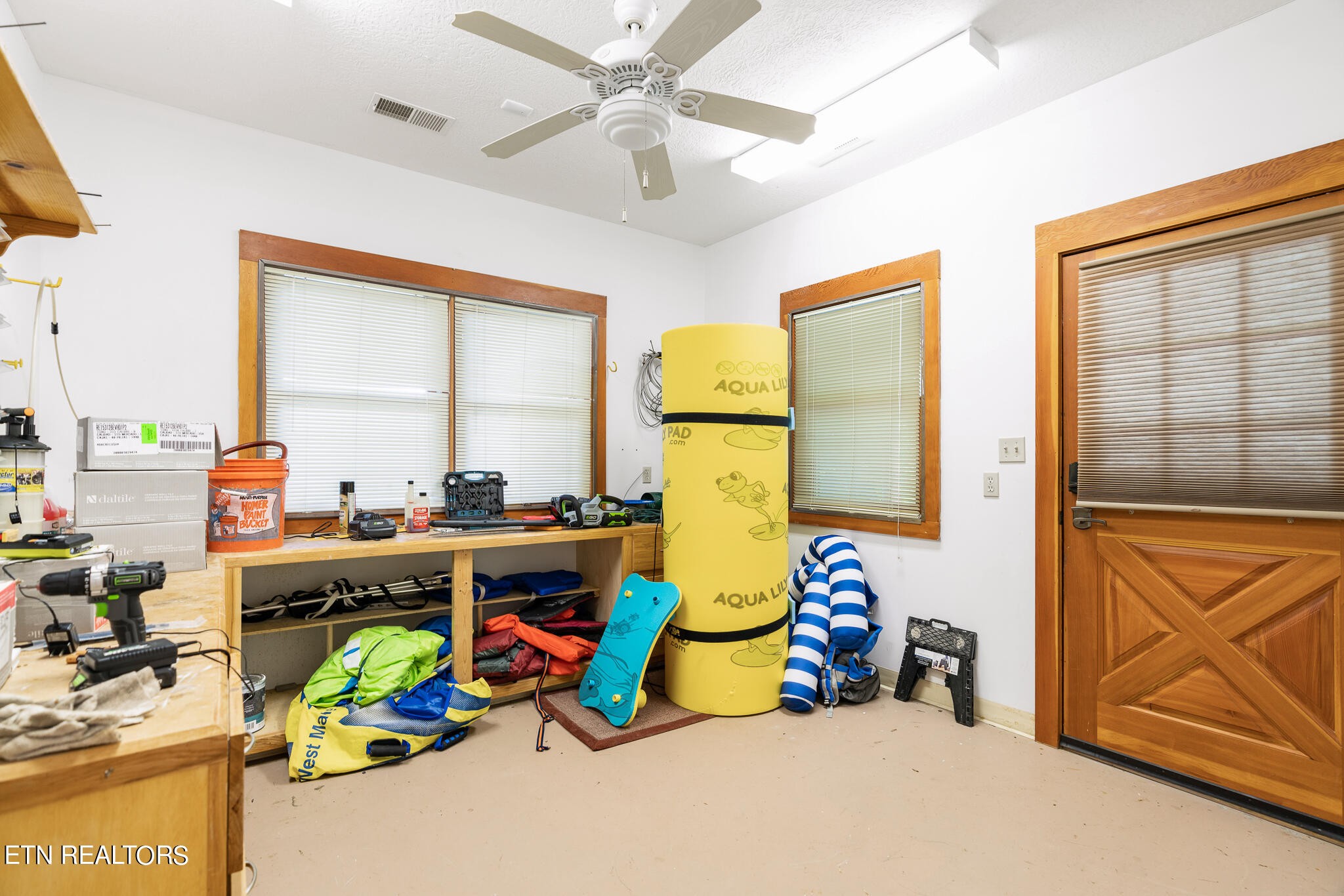 546 Bluff View Road New Tazewell, TN 37825 - Photo 33 of 60 a bedroom with furniture and a window