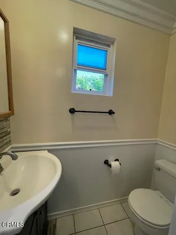 en empty room with wooden floor and windows