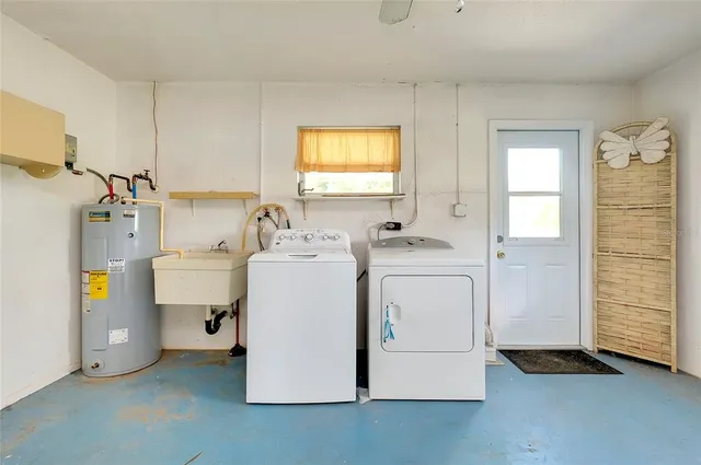 a view of a house with backyard and tree