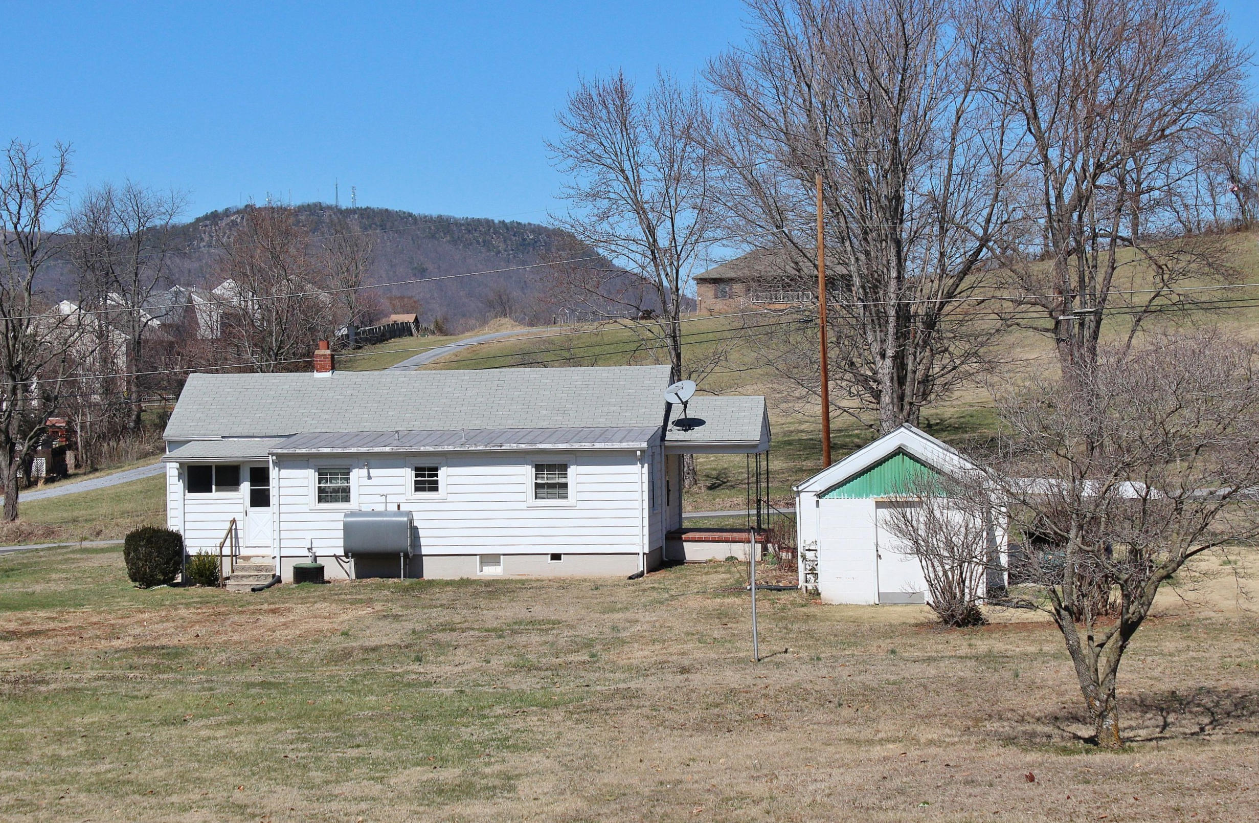 1333 Beaumont Road Roanoke, VA 24019 - Photo 14 of 16 Back of house & garage
