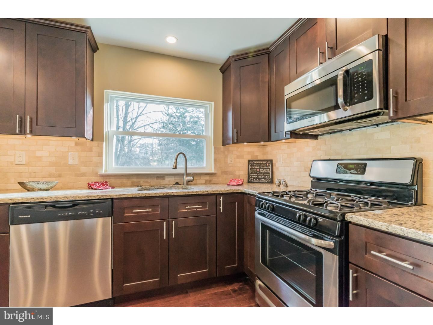 243 Centennial Road Warminster, PA 18974 - Photo 8 of 24 Kitchen
