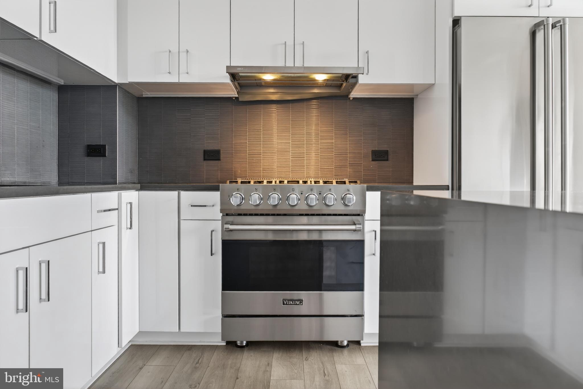 88 V Street Southwest, Unit PH3 Washington, DC 20024 - Photo 5 of 49 a stove top oven sitting inside of a kitchen