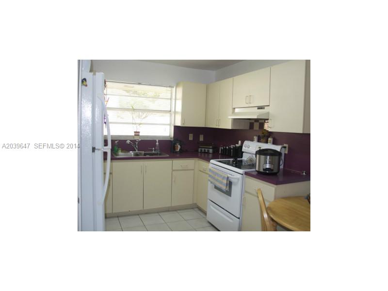 12341 Southwest 268th Street Homestead, FL 33032 - Photo 2 of 10 Kitchen