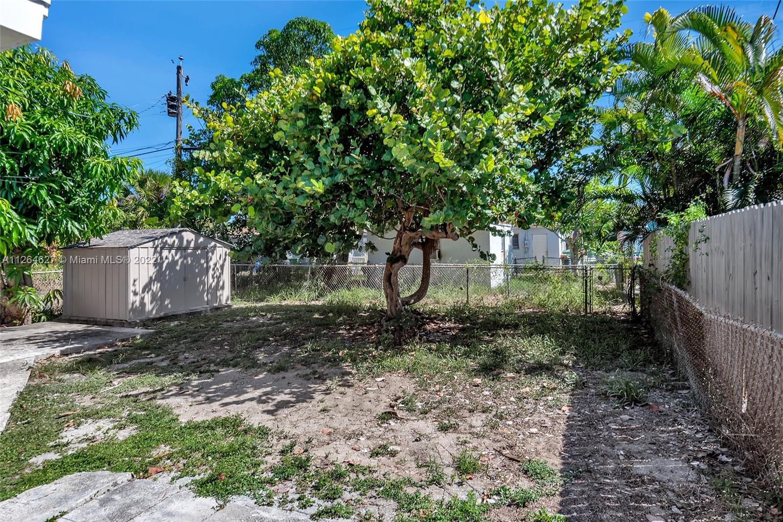633 West 3rd Street Riviera Beach, FL 33404 - Photo 46 of 52 a backyard of a house with lots of green space