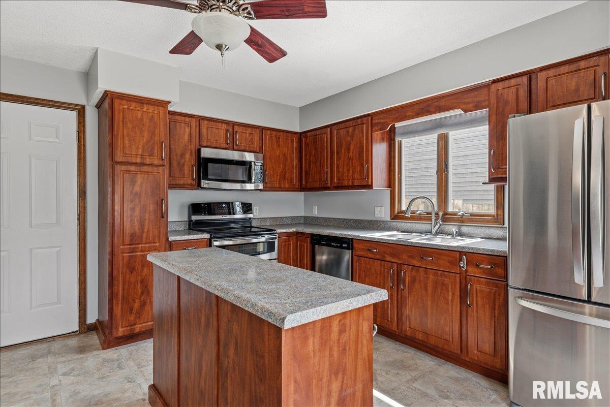 809 Diane Court Springfield, IL 62702 - Photo 12 of 32