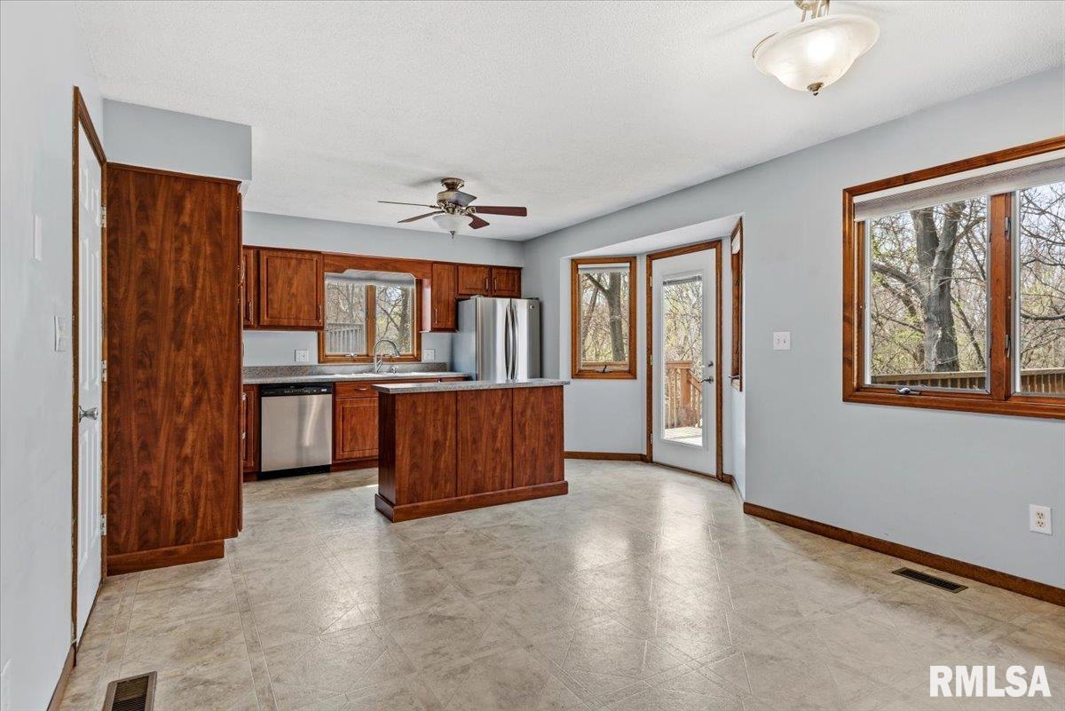 809 Diane Court Springfield, IL 62702 - Photo 8 of 32