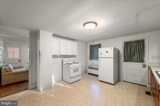 a view of a tree in the middle of a yard