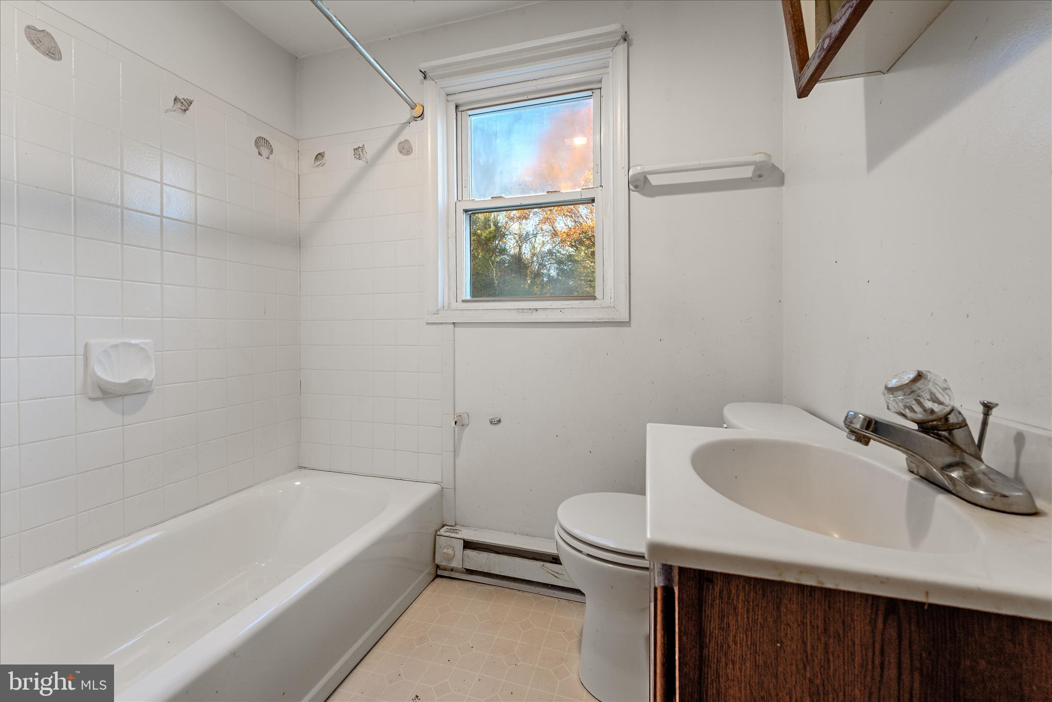 1621 Locke's Mill Road Berryville, VA 22611 - Photo 19 of 54 a bathroom with a sink toilet and bathtub