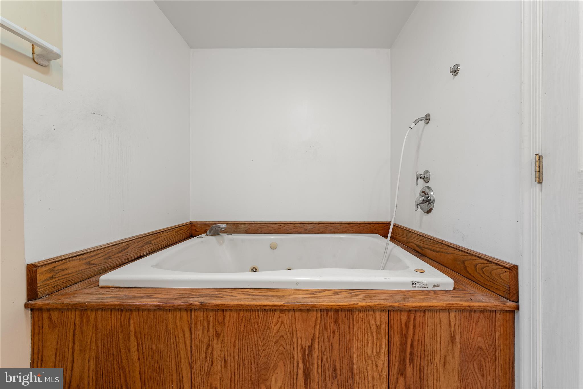 1621 Locke's Mill Road Berryville, VA 22611 - Photo 25 of 54 a bathroom with a tub