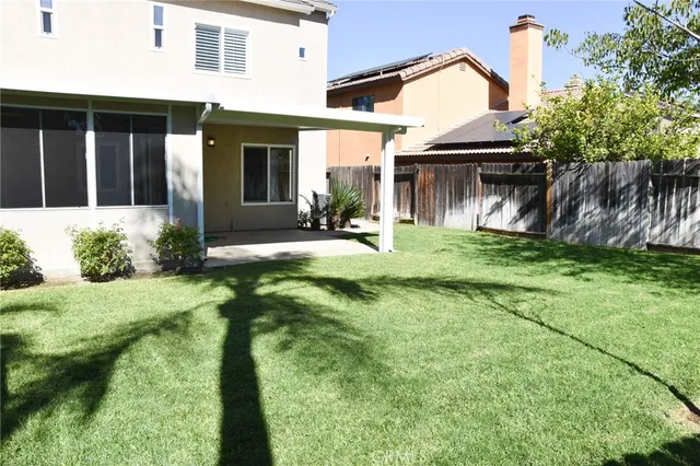 a view of a back yard