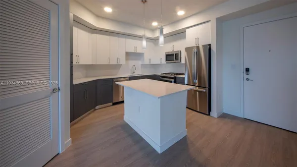 $2,535 | 19401 West Dixie Highway, Unit 726, Miami, FL 33180