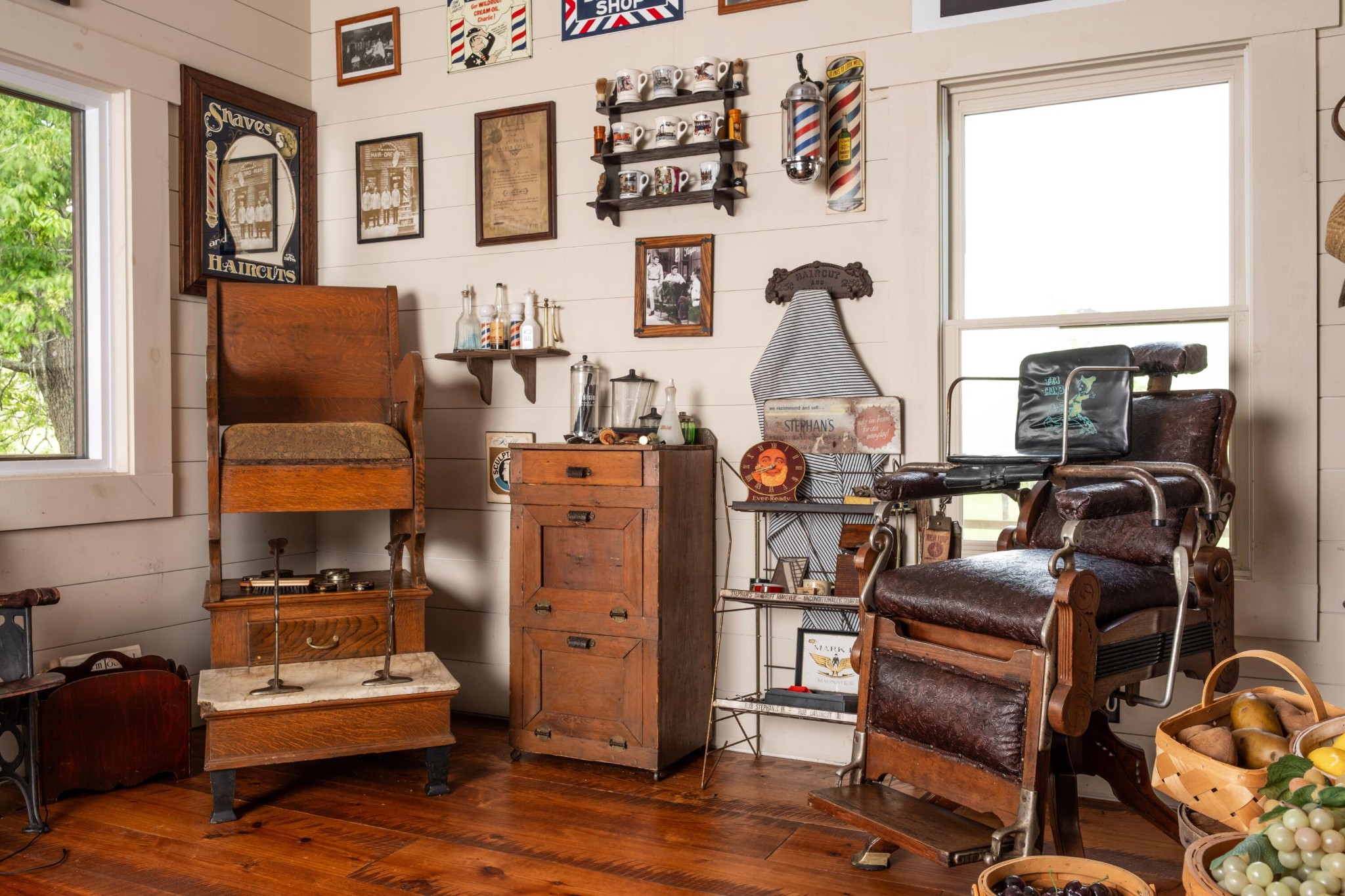 6971 West Cove Road Chickamauga, GA 30707 - Photo 93 of 100 a room with furniture and a window