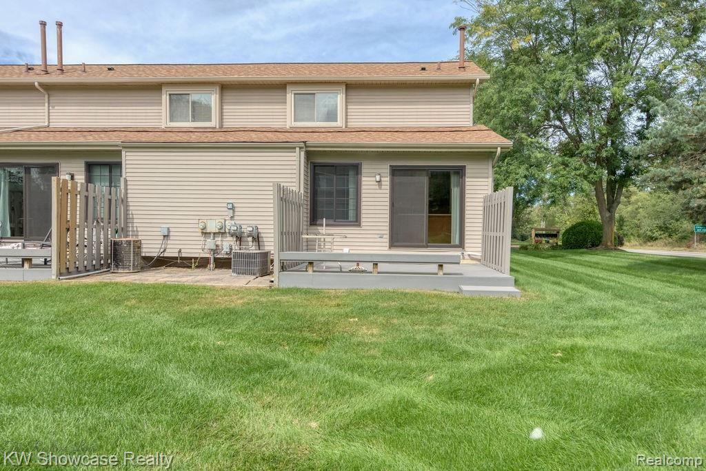 2575 South Commerce Road Wolverine Lake, MI 48390 - Photo 24 of 26