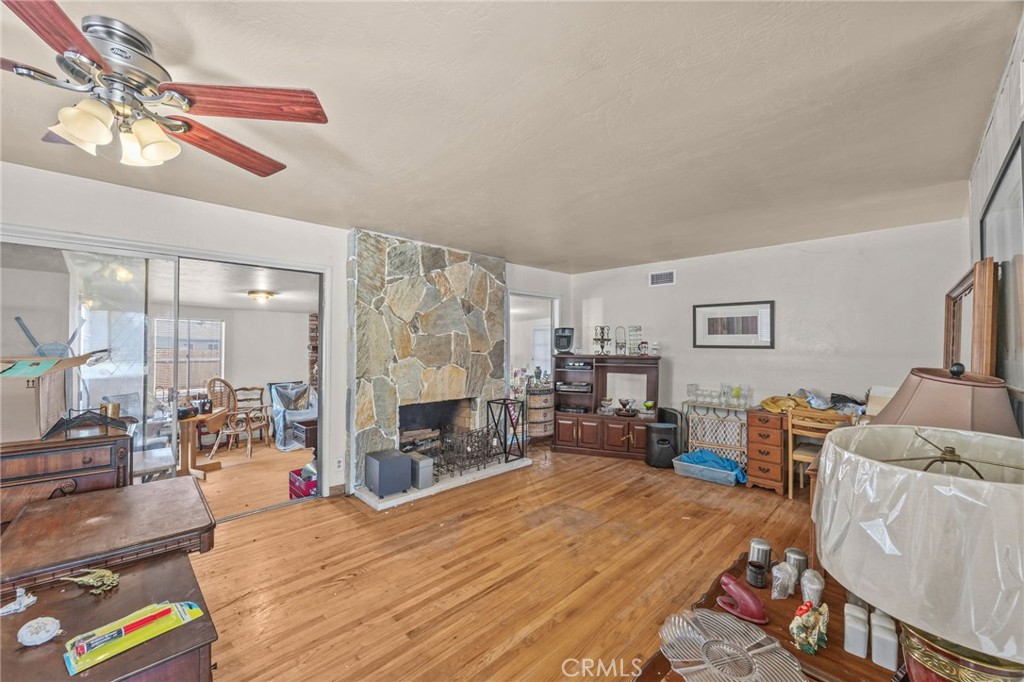8811 California Riverside, CA 92503 - Photo 11 of 34 Spacious living room