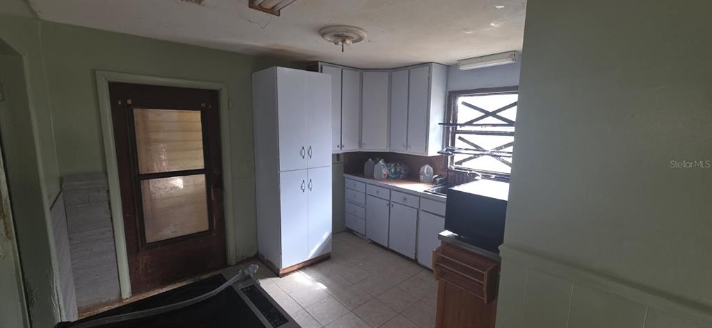 305 16th Avenue Ocoee, FL 34761 - Photo 4 of 20 a kitchen with granite countertop cabinets and window