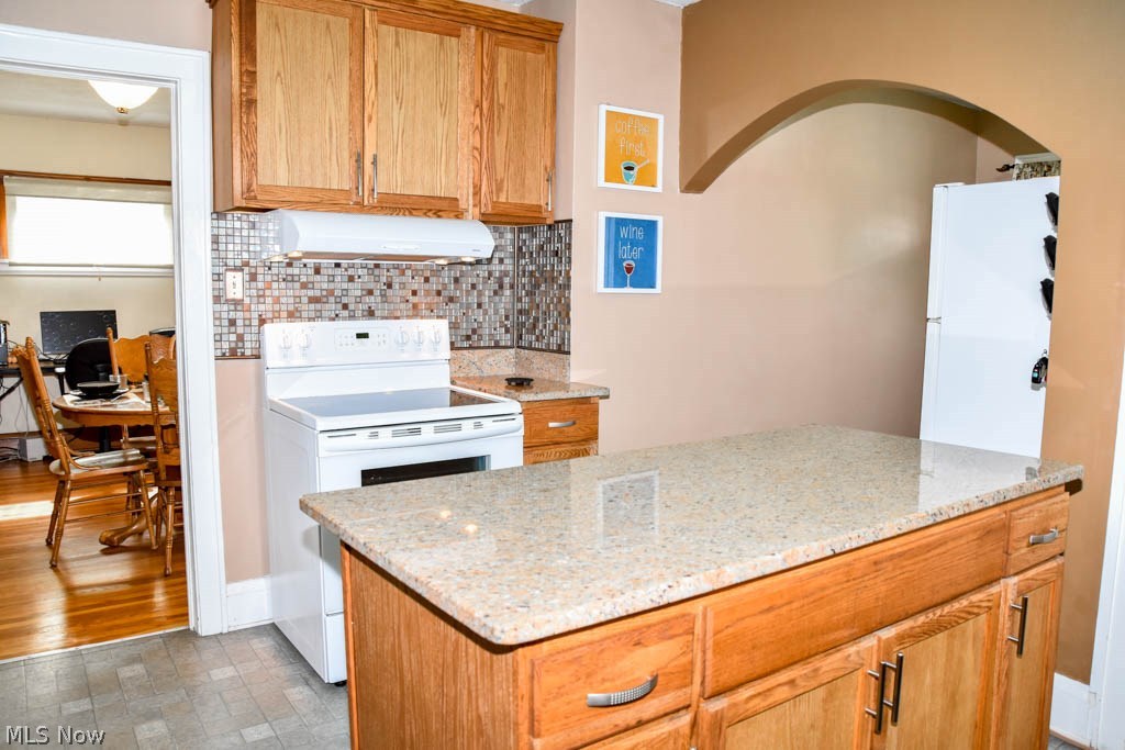2518 Lake Rd Boulevard Northwest Canton, OH 44708 - Photo 6 of 17 Fully applianced kitchen.