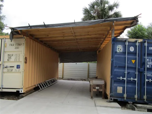 a view of backyard with tub