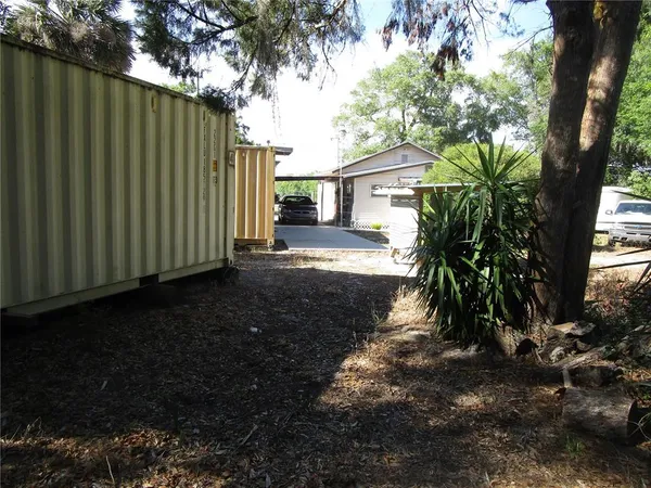 a view of a backyard