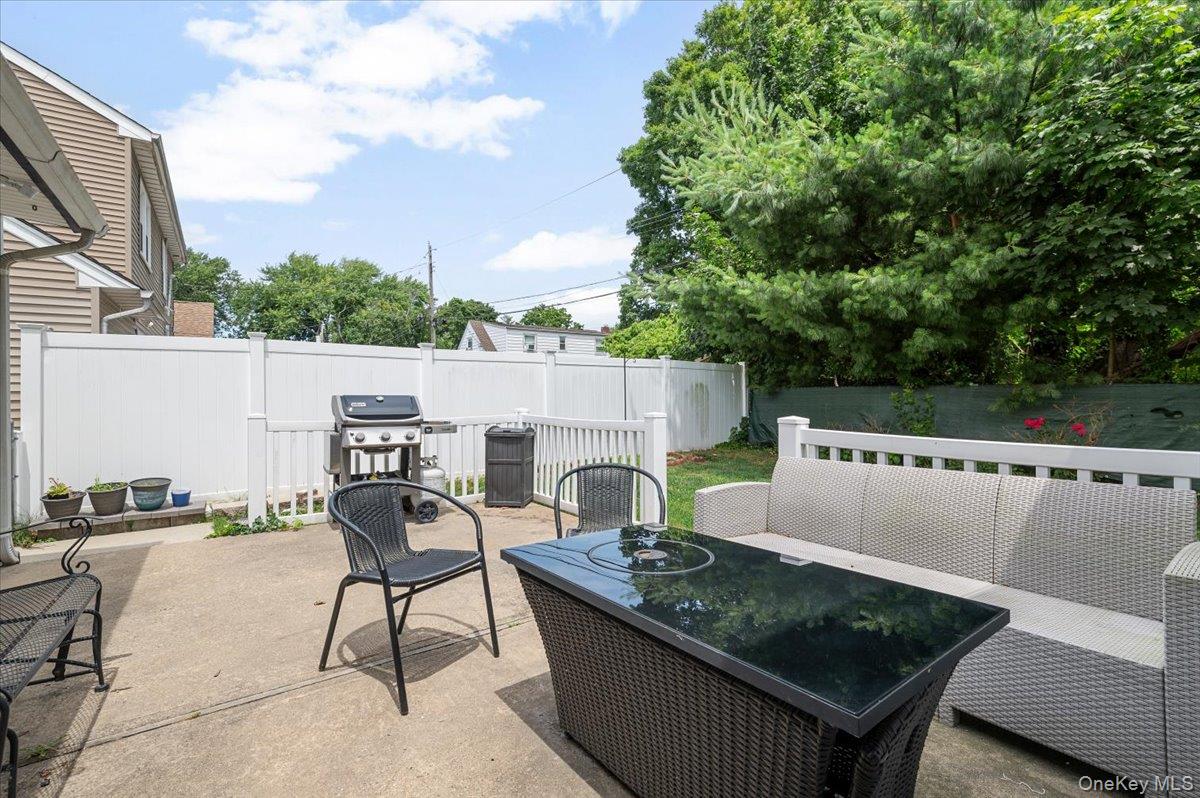 512 Farm Ranch Road East Bethpage, NY 11714 - Photo 18 of 23