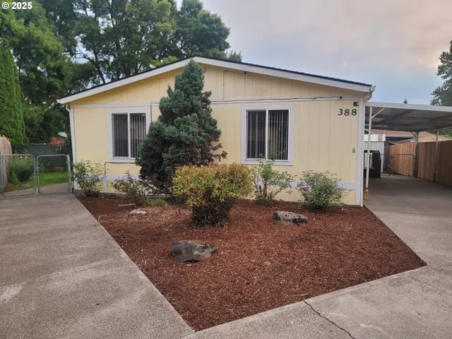 a view of a house with backyard