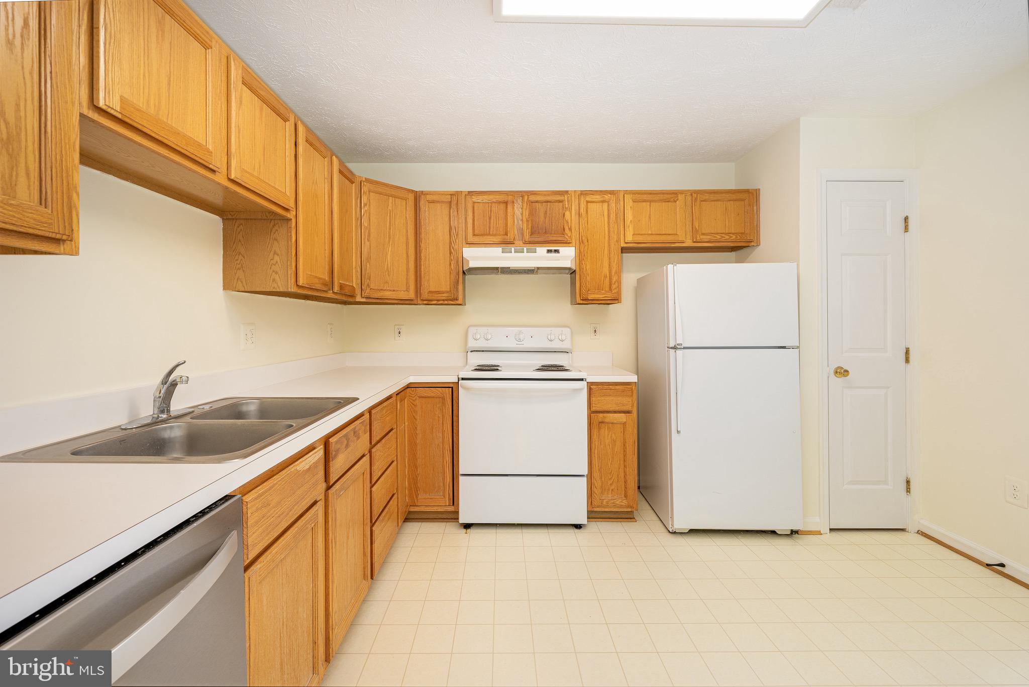 10105 Ridge Manor Terrace, Unit 3000H Damascus, MD 20872 - Photo 10 of 26 Kitchen