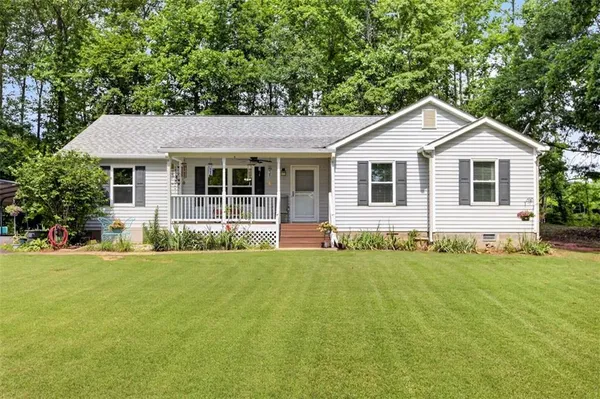 a view of a house with a yard