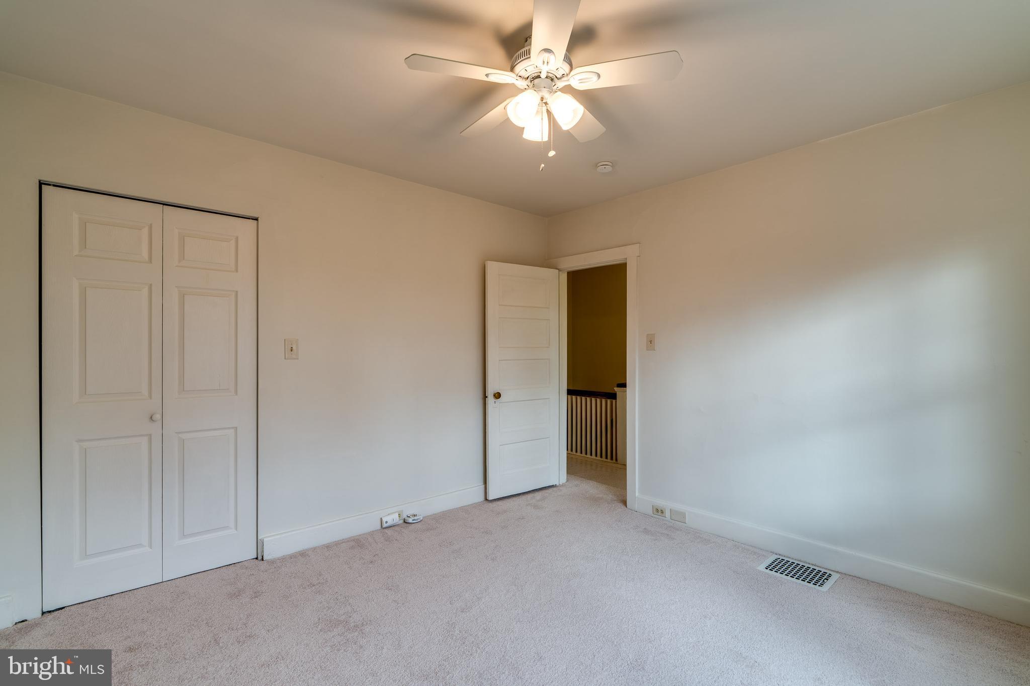 423 Sunset Road Reading, PA 19611 - Photo 27 of 39 an empty room with closet and a ceiling fan