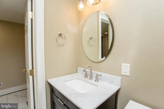 a view of a livingroom with a ceiling fan