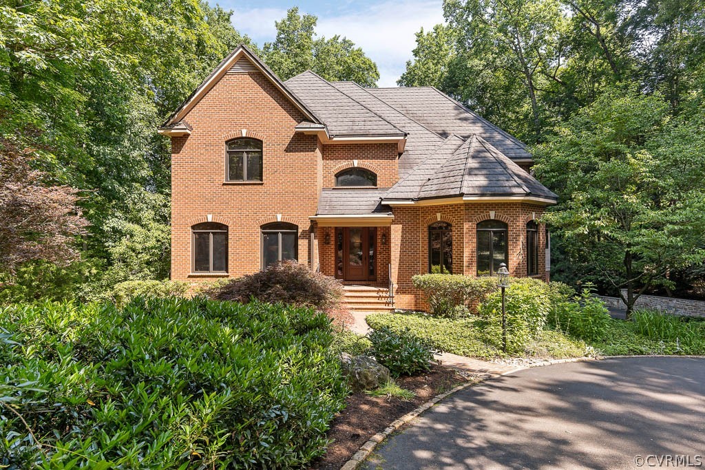 a view of a yard in front of house