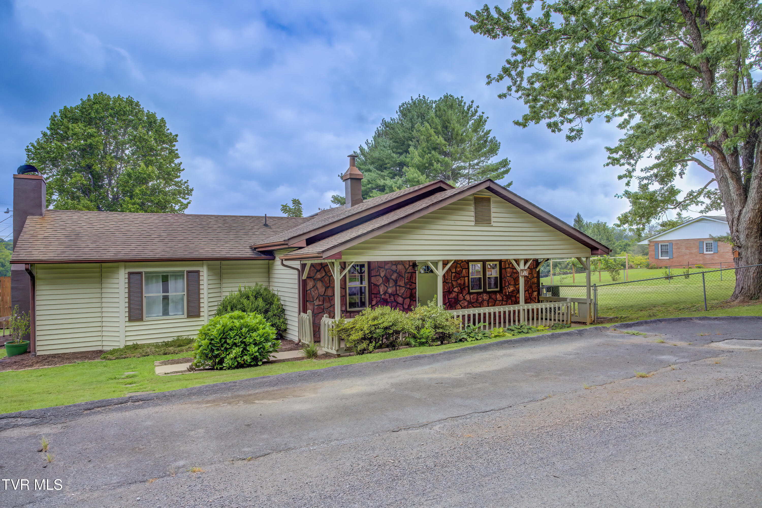 126 Jaynes Road Johnson City, TN 37601 - Photo 2 of 36 126 Jaynes Rd (2)