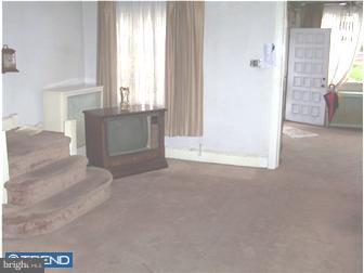 5634 Gainor Road Philadelphia, PA 19131 - Photo 3 of 12 Living Room