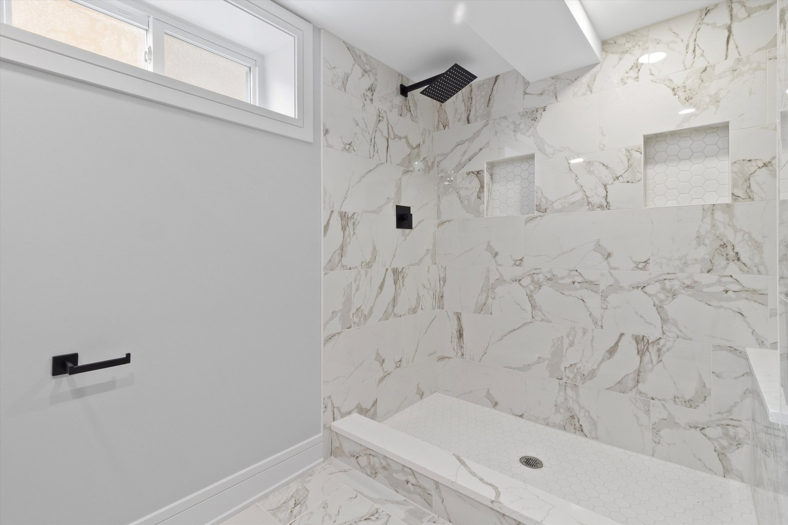 8804 South Fairfield Avenue Evergreen Park, IL 60805 - Photo 24 of 38 a bathroom with a bathtub