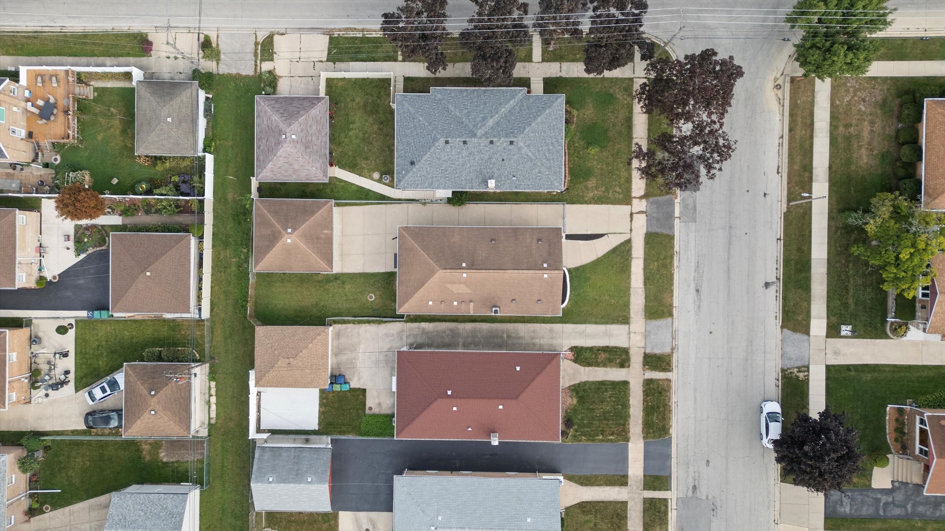 8804 South Fairfield Avenue Evergreen Park, IL 60805 - Photo 32 of 38 an aerial view of residential houses with outdoor space and parking