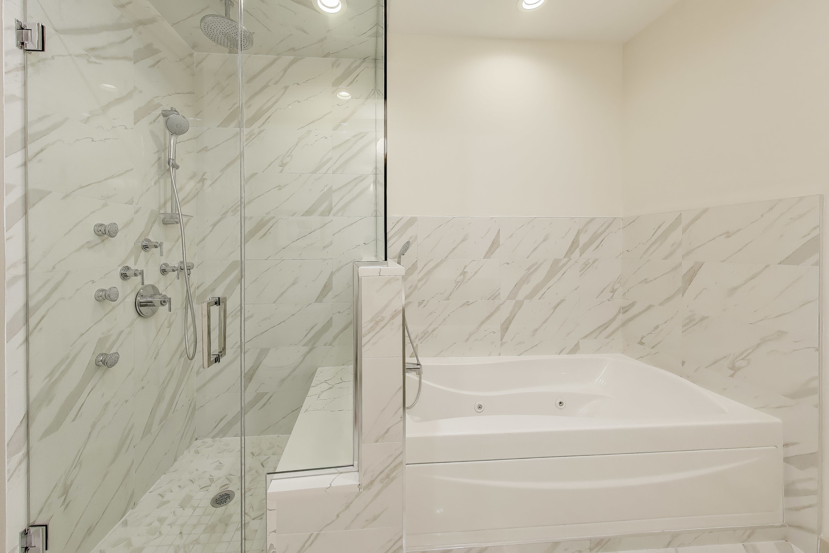 2448 North Clybourn Avenue, Unit 4 Chicago, IL 60614 - Photo 17 of 24 a bathroom with a bathtub