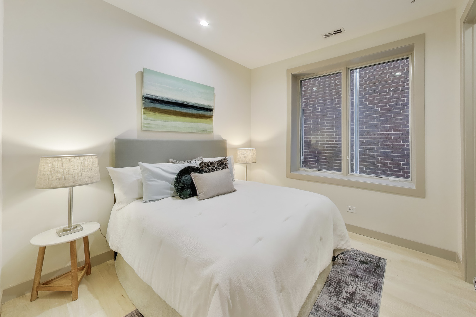 2448 North Clybourn Avenue, Unit 4 Chicago, IL 60614 - Photo 18 of 24 a bedroom with a bed and a lamp