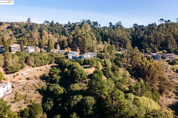 $1,100,000 | Tunnel Road, Oakland, CA 94618