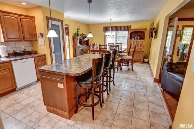 $350,000 | 7 Brantley Court, Taylorville, IL 62568