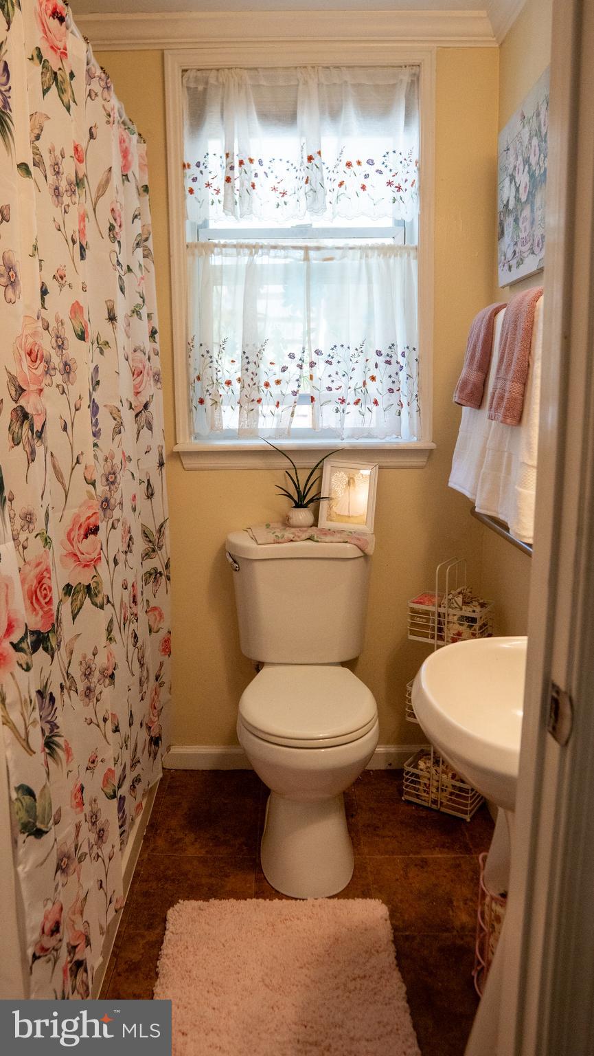 496 Covered Bridge Road Quakertown, PA 18951 - Photo 11 of 29 Main Unit bathroom