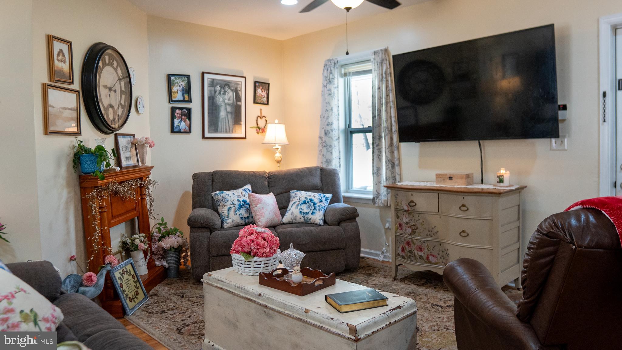 496 Covered Bridge Road Quakertown, PA 18951 - Photo 5 of 29 Main unit Family room