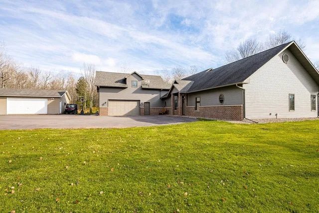 $789,000 | 6048 Lakewood Road, Duluth, MN 55804