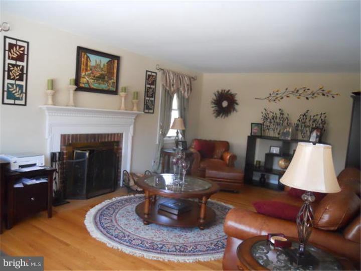 357 Yarnall Drive Springfield, PA 19064 - Photo 2 of 18 Living Room