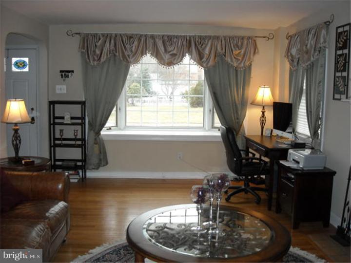 357 Yarnall Drive Springfield, PA 19064 - Photo 3 of 18 Living Room