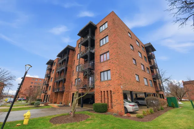 $270,000 | 9342 Landings Lane, Unit 504, Des Plaines, IL 60016