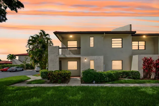 $285,000 | 8536 Casa Del Lago, Unit 49B, Boca Raton, FL 33433