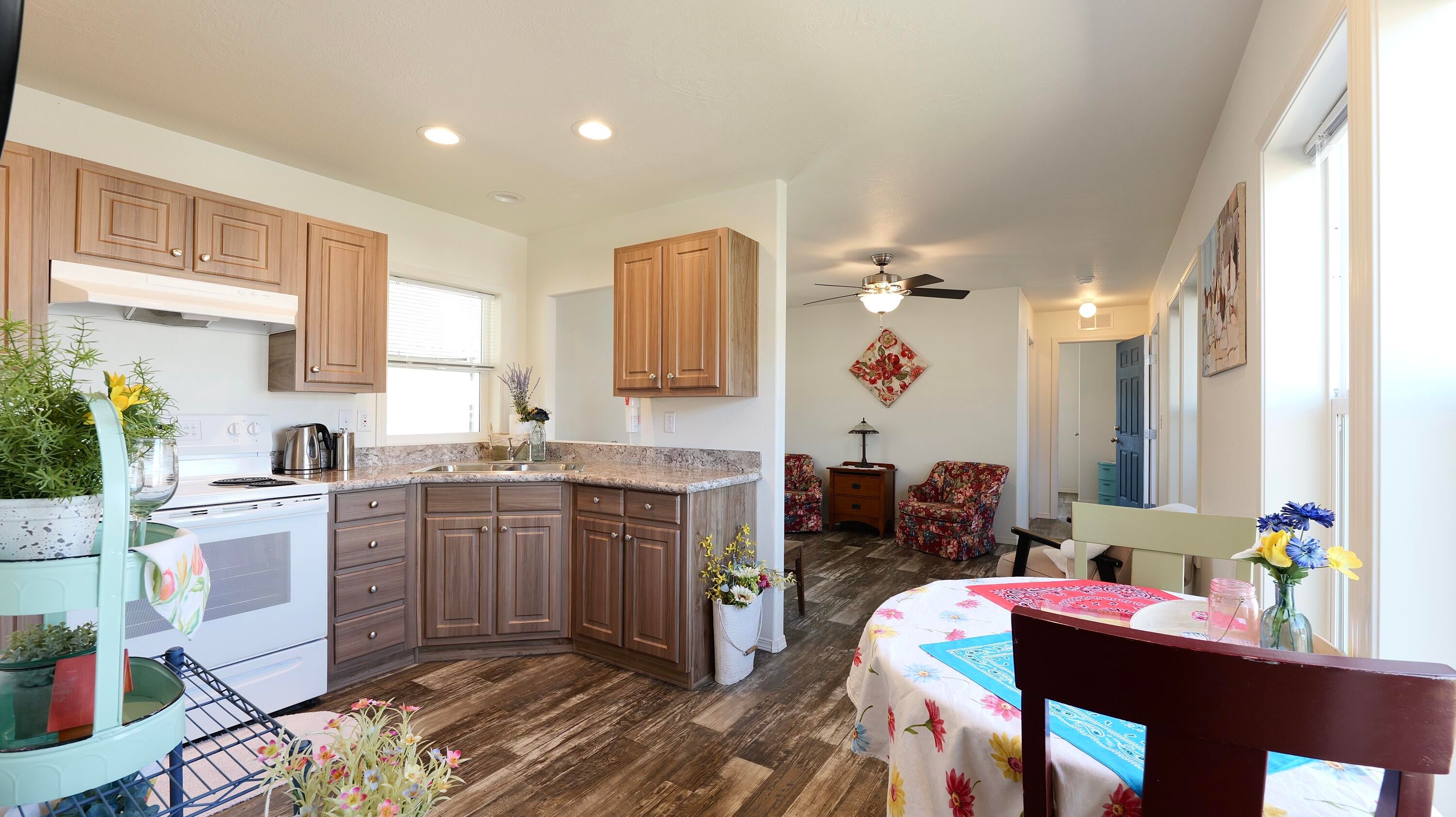 8401 Old Stage Road, Unit 13 Central Point, OR 97502 - Photo 36 of 63 Kitchen/Dining